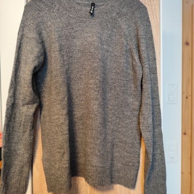 Grey knitted jumper with crew neck