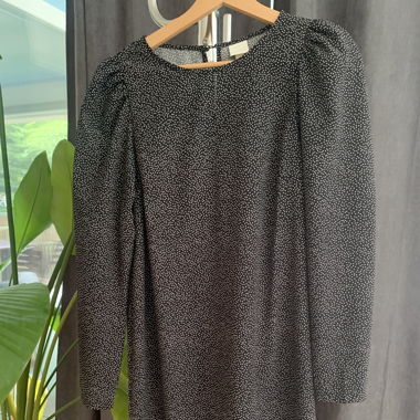 Robe noire à petits pois 