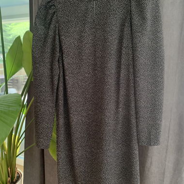 Robe noire à petits pois 