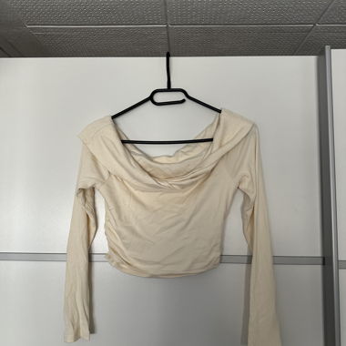 Top beige a spalle scoperte