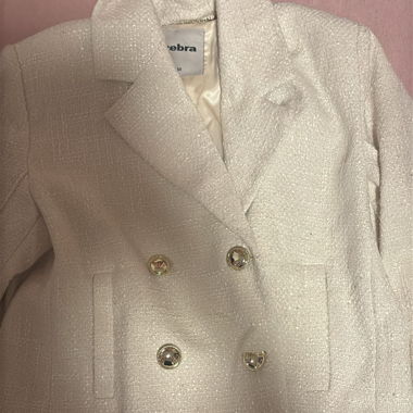 Weisser Blazer mit Goldknöpfen