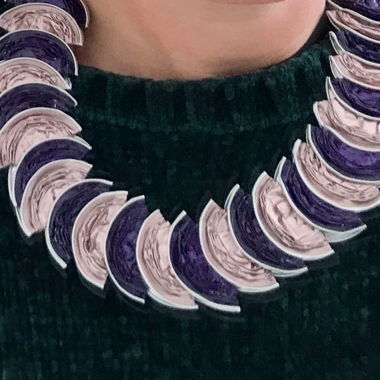 Upcycling ! Collier tendance énoncé en lilas-rosé