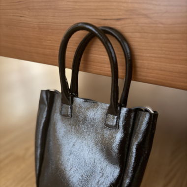 schwarze kleine handtasche