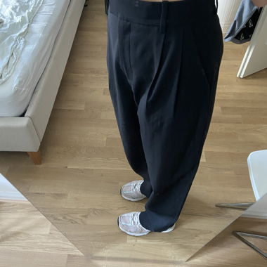 Pantalon de costume à plis @ other stories 