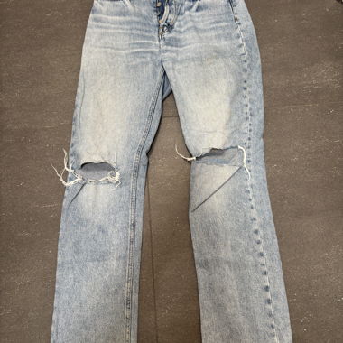 Jeans déchirés avec patte boutonnée