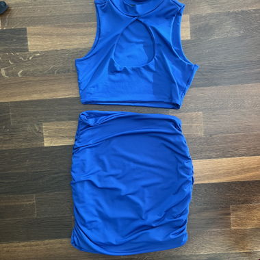 Set top corto e gonna blu