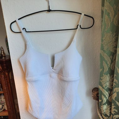 Blanc côtelé, décolleté en V, amincissant, T42