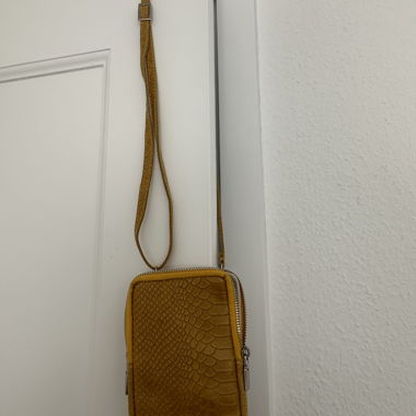 Piccola borsa a tracolla gialla