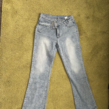 Boot cut Jeans mit Gurt