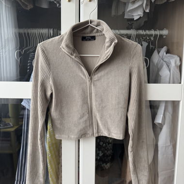 Felpa corta beige a coste Bershka con zip