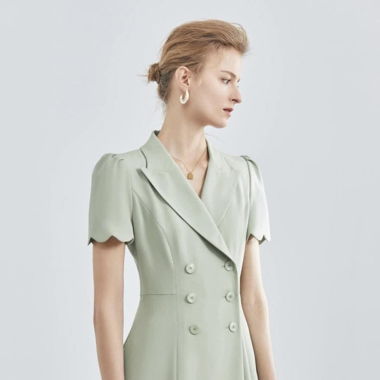 Elegantes mintgrünes Zweireiher-Kleid