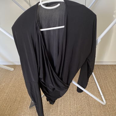 Top nero in stile portafoglio
