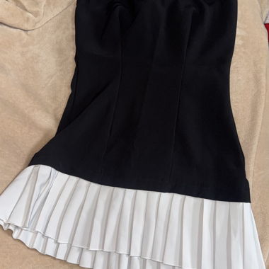 Abito bustier nero con bordo plissé