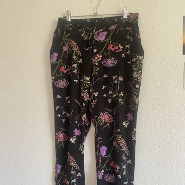 Blumige Hose aus dünnem Stoff