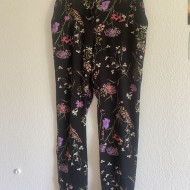 Blumige Hose aus dünnem Stoff