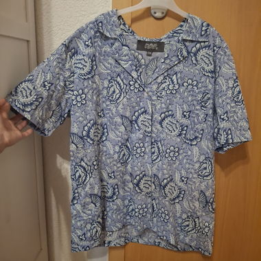 Chemise bleue à motifs