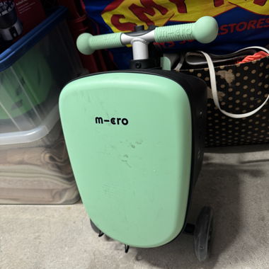 Micro-scooter avec roues lumineuses