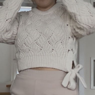 Weisser kurzer Strickpullover mit Schleifen