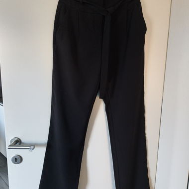 Elegante schwarze Hose mit Gürtel