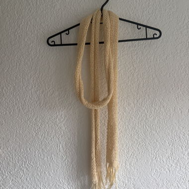 Écharpe en maille jaune
