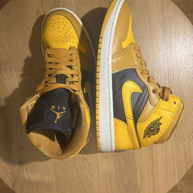Air Jordan 1 Mid Yellow Toe