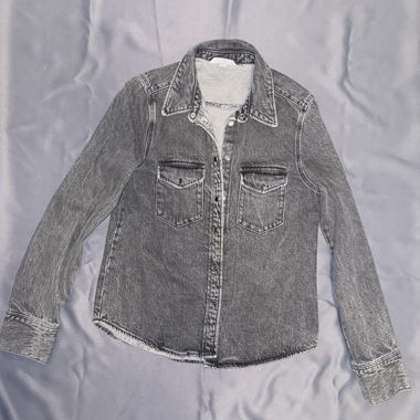 Camicia di jeans grigia con bottoni a pressione