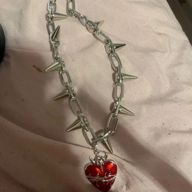 Collana a Catena con Borchie e Ciondolo a Cuore