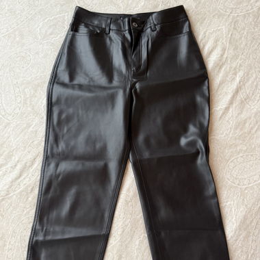 Schwarze Kunstlederhose