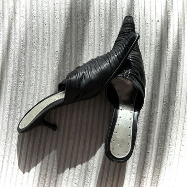 Mules noires à talon en cuir vintage 