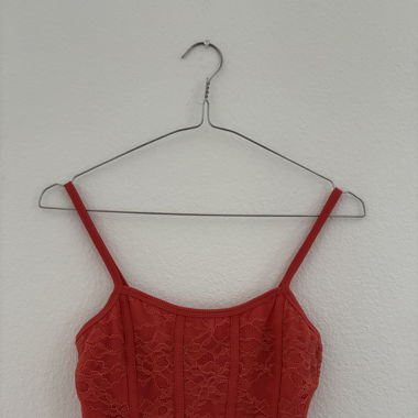 Top con pizzo rosso