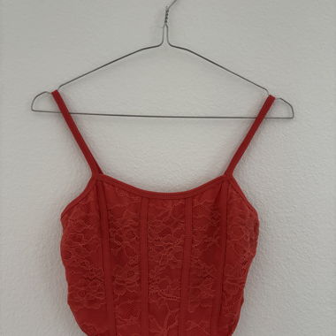 Top avec dentelle rouge