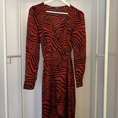 Robe longue rouge noir Missguided 