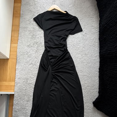 Schwarzes Kleid mit Schnürung hinten