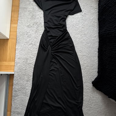 Schwarzes Kleid mit Schnürung hinten