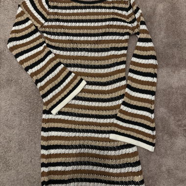 Robe longue en maille rayée à manches longues