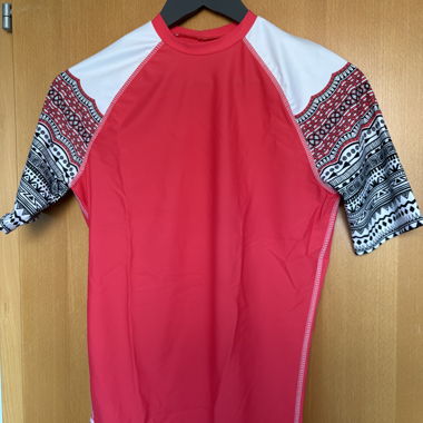 Costume t-shirt rosso con maniche a motivo