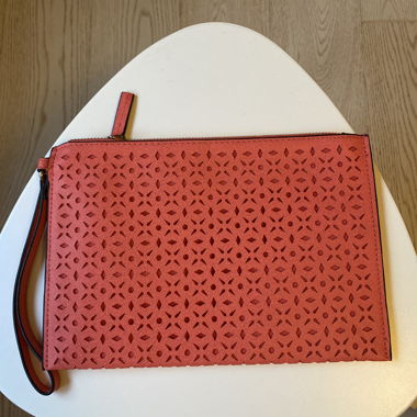 Clutch rossa con motivo traforato