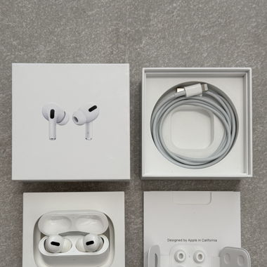 Apple AirPods Pro mit Wireless Charging Case