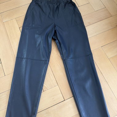 Blaue Lederhose mit geradem Bein