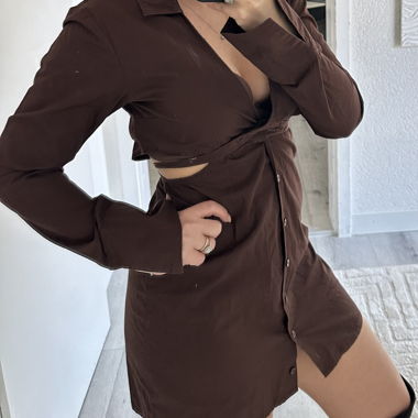Braunes Minikleid mit Cut-out