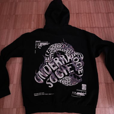 Sweat à capuche noir avec motif blanc et violet