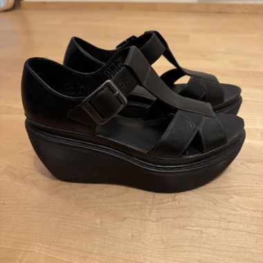 Dr. Martens Adaya