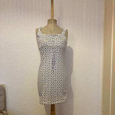 Weisses Blumenkleid