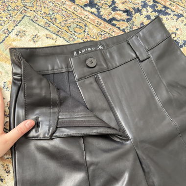 Schwarze Lederhose