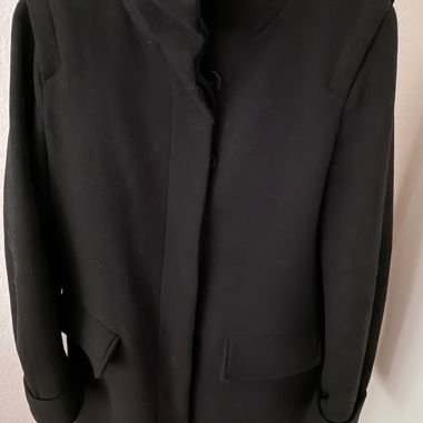 Manteau noir à col montant