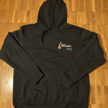 Schwarzer Hoodie mit kleinem Frontprint