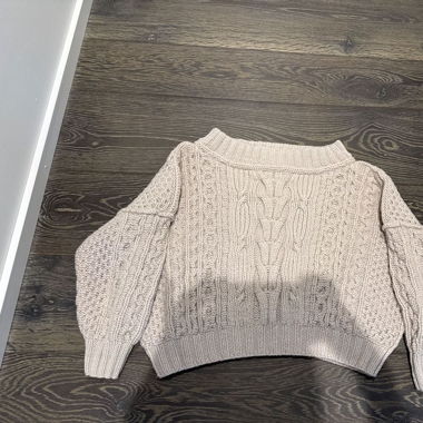Beiger Pullover mit Zopfmuster