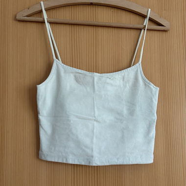 Top corto con spalline sottili verde pallido