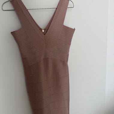 Rosa Kleid mit V-Ausschnitt