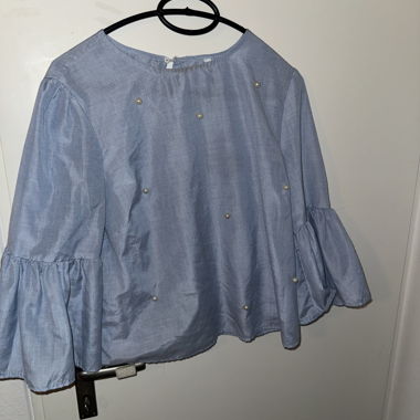 Blusa azzurro chiaro con maniche a volant
